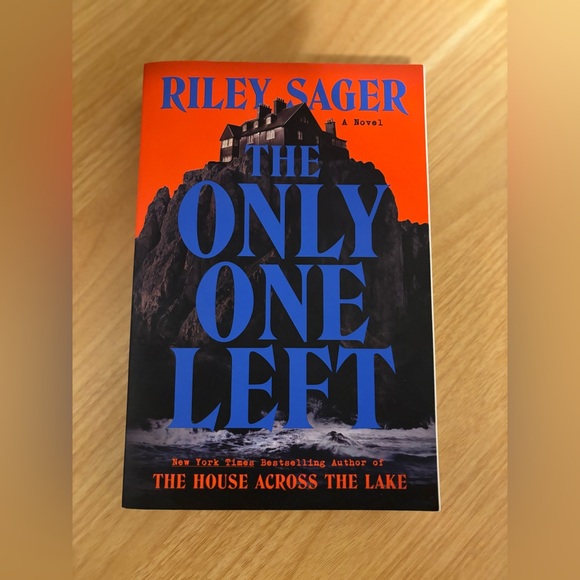 The Only One Left by Riley Sager - Picture 1 of 3